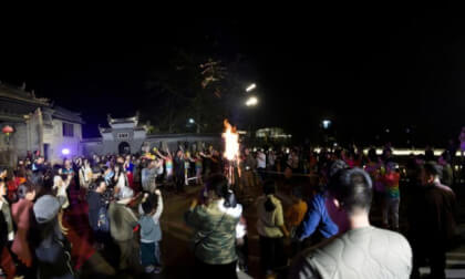 One of the cultures of ancient villages, dancing over bonfires