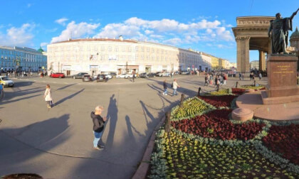 VR 360 Памятник известному русскому военачальнику генерал-фельдмаршалу М. И. Кутузову в Санкт-Петербурге.