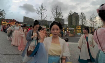 The ancient-style beauty at the market