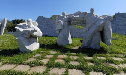 Monument in the park named after the 50th anniversary of the Komsomol