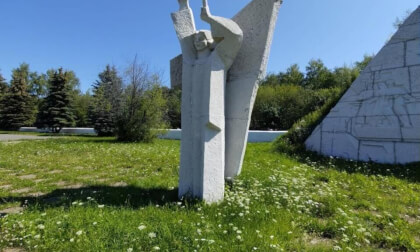 Monument in the park named after the 50th anniversary of the Komsomol