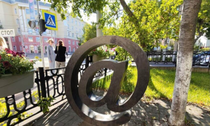 Monument to the e-mail icon