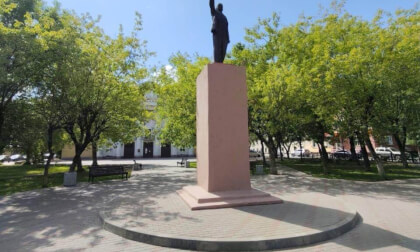 Lenin monument opposite the Lepse plant